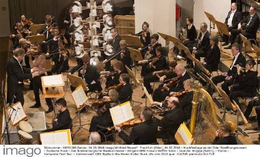 Frankfurt (Oder), 04.03.2016 - Musikfesttage an der Oder Eroeffnungskonzert - Exotische Musik - Das Brandenburgische Staatsorchester - Dirigent GMD Howard Griffith Solist - Iskandar Widjaja (Berlin), - Violine - Komponist Fazil Say -: Violinkonzert 1001 Nigths in the Harem
