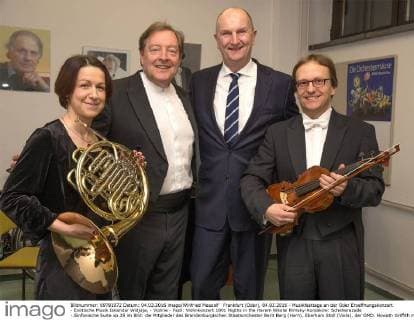Frankfurt (Oder), 04.03.2016 - Musikfesttage an der Oder Eroeffnungskonzert - Exotische Musik Iskandar Widjaja, - Violine - Fazil: Violinkonzert 1001 Nigths in the Harem Nikolai Rimsky-Korsakow: Scheherazade -.Sinfonische Suite op.35 im Bild: die Mitglieder des Brandenburgischen Staatsorchester Berit Berg (Horn), Eberhars Stoll (Viola), der GMD. Howath Griffith mit dem Bandenburgischen Ministerpraesidenten, Dr.Dietmar Woidke.