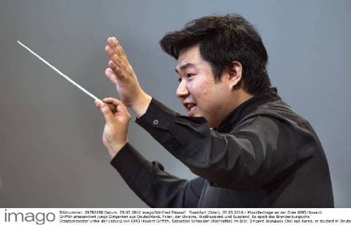 Frankfurt (Oder), 05.03.2016 - Musikfesttage an der Oder GMD Howard Griffith praesentiert junge Dirigenten aus Deutschland, Polen, der Ukraine, Weißrussland und Russland. Es spielt das Brandenburgische Staatsorchester unter der Leitung von GMD Howard Griffith, Sebastian Schneider (Klarinette) Im Bild: Dirigent Jeongwoo Choi aus Korea, er studiert in Deutschland.