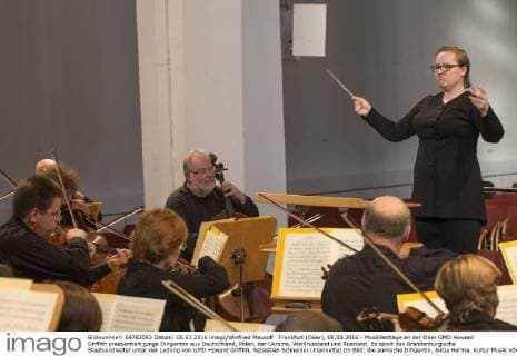 Frankfurt (Oder), 05.03.2016 - Musikfesttage an der Oder GMD Howard Griffith praesentiert junge Dirigenten aus Deutschland, Polen, der Ukraine, Weißrussland und Russland. Es spielt das Brandenburgische Staatsorchester unter der Leitung von GMD Howard Griffith, Sebastian Schneider (Klarinette) Im Bild: die polnische Dirigentin, Alicja Herma.