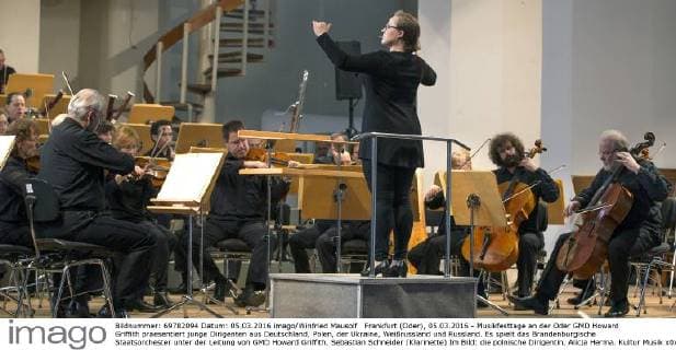 Frankfurt (Oder), 05.03.2016 - Musikfesttage an der Oder GMD Howard Griffith praesentiert junge Dirigenten aus Deutschland, Polen, der Ukraine, Weißrussland und Russland. Es spielt das Brandenburgische Staatsorchester unter der Leitung von GMD Howard Griffith, Sebastian Schneider (Klarinette) Im Bild: die polnische Dirigentin, Alicja Herma.