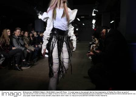 A model takes to the catwalk during the presentation of Masha Ma s Show as part of the Fall-Winter 2016-2017 Fashion Week in Paris on March 6, 2016.  PAR20160306105 MAYAxVIDON-WHITE