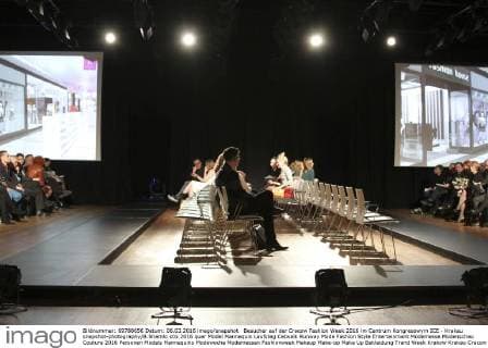 Besucher auf der Cracow Fashion Week 2016 im Centrum Kongresowym ICE - Krakau snapshot-photography B.Shamlo
