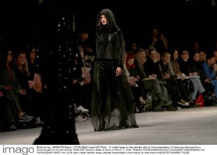 A model takes to the catwalk during the presentation of Veronique Branquinho s show as part of the Fall-Winter 2016-2017 Fashion Week in Paris on March 7, 2016.  PAR20160307102 MAYAxVIDON-WHITE