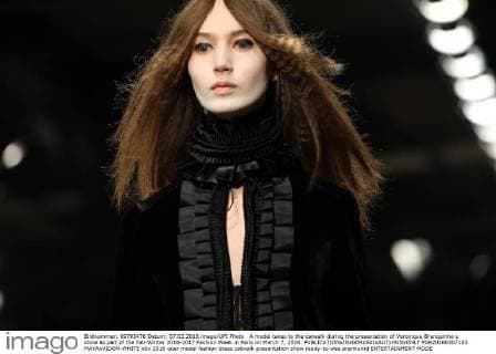 A model takes to the catwalk during the presentation of Veronique Branquinho s show as part of the Fall-Winter 2016-2017 Fashion Week in Paris on March 7, 2016.  PAR20160307103 MAYAxVIDON-WHITE