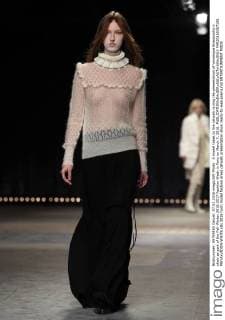 A model takes to the catwalk during the presentation of Veronique Branquinho s show as part of the Fall-Winter 2016-2017 Fashion Week in Paris on March 7, 2016.  PAR20160307108 MAYAxVIDON-WHITE