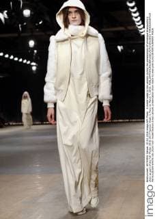 A model takes to the catwalk during the presentation of Veronique Branquinho s show as part of the Fall-Winter 2016-2017 Fashion Week in Paris on March 7, 2016.  PAR20160307110 MAYAxVIDON-WHITE