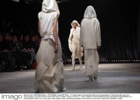 A model takes to the catwalk during the presentation of Veronique Branquinho s show as part of the Fall-Winter 2016-2017 Fashion Week in Paris on March 7, 2016.  PAR20160307111 MAYAxVIDON-WHITE