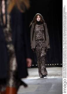 A model takes to the catwalk during the presentation of Veronique Branquinho s show as part of the Fall-Winter 2016-2017 Fashion Week in Paris on March 7, 2016.  PAR20160307112 MAYAxVIDON-WHITE