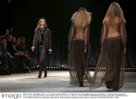 A model takes to the catwalk during the presentation of Veronique Branquinho s show as part of the Fall-Winter 2016-2017 Fashion Week in Paris on March 7, 2016.  PAR20160307114 MAYAxVIDON-WHITE