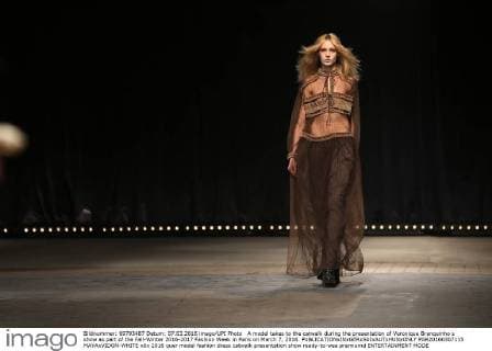 A model takes to the catwalk during the presentation of Veronique Branquinho s show as part of the Fall-Winter 2016-2017 Fashion Week in Paris on March 7, 2016.  PAR20160307115 MAYAxVIDON-WHITE