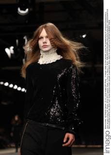A model takes to the catwalk during the presentation of Veronique Branquinho s show as part of the Fall-Winter 2016-2017 Fashion Week in Paris on March 7, 2016.  PAR20160307116 MAYAxVIDON-WHITE