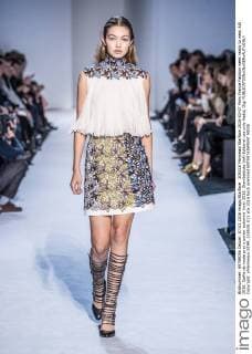 205528 Marineau Starface 2016-03-07 Paris France Fashion week ready to wear AW 2016. Defile de mode pret a porter automne hiver 2016. Giambattista Valli Editorial use only Hadid, Gigi  Copyright: xMarineaux STAR_205528_011