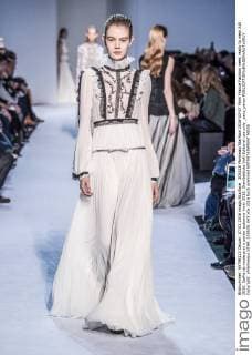205528 Marineau Starface 2016-03-07 Paris France Fashion week ready to wear AW 2016. Defile de mode pret a porter automne hiver 2016. Giambattista Valli Editorial use only _sans_perso  Copyright: xMarineaux STAR_205528_043