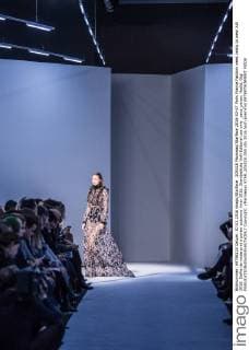 205528 Marineau Starface 2016-03-07 Paris France Fashion week ready to wear AW 2016. Defile de mode pret a porter automne hiver 2016. Giambattista Valli Editorial use only _sans_perso; Hadid, Gigi  Copyright: xMarineaux STAR_205528_055
