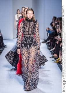 205528 Marineau Starface 2016-03-07 Paris France Fashion week ready to wear AW 2016. Defile de mode pret a porter automne hiver 2016. Giambattista Valli Editorial use only Hadid, Gigi  Copyright: xMarineaux STAR_205528_058