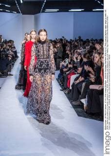 205528 Marineau Starface 2016-03-07 Paris France Fashion week ready to wear AW 2016. Defile de mode pret a porter automne hiver 2016. Giambattista Valli Editorial use only Hadid, Gigi  Copyright: xMarineaux STAR_205528_059