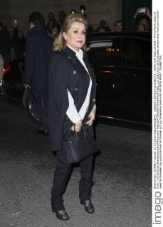 Catherine Deneuve CELEBRITES : Defile Yves Saint Laurent - Pret a Porter Automne Hiver - 07 03 2016 GwendolineLeGoff Panoramic 