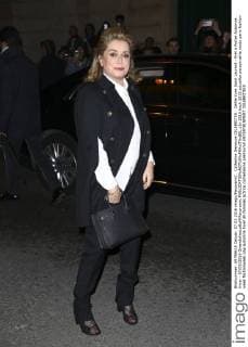Catherine Deneuve CELEBRITES : Defile Yves Saint Laurent - Pret a Porter Automne Hiver - 07 03 2016 GwendolineLeGoff Panoramic 