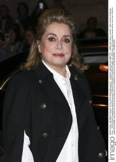 Catherine Deneuve CELEBRITES : Defile Yves Saint Laurent - Pret a Porter Automne Hiver - 07 03 2016 GwendolineLeGoff Panoramic 