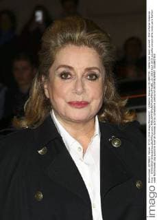 Catherine Deneuve CELEBRITES : Defile Yves Saint Laurent - Pret a Porter Automne Hiver - 07 03 2016 GwendolineLeGoff Panoramic 
