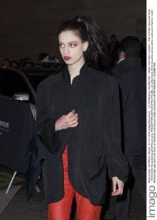 Lily McMenamy CELEBRITES : Defile Yves Saint Laurent - Pret a Porter Automne Hiver - 07 03 2016 GwendolineLeGoff Panoramic 