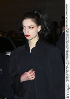 Lily McMenamy CELEBRITES : Defile Yves Saint Laurent - Pret a Porter Automne Hiver - 07 03 2016 GwendolineLeGoff Panoramic 