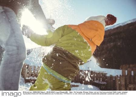 Italy, Val Venosta, Slingia, father and son having a snowball fight model released Symbolfoto  MFF002703