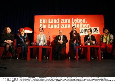 v.li. Nicole Anger (Geschaeftsfuehrerin des Kinder- und Jugendrings Sachsen-Anhalt e.V.),Jacqueline Broesicke (Leiterin des Frauenzentrums Courage),Wenke Bruedgam Pick (DIE LINKE,Mecklenburg-Vorpommern), Gregor Gysi (Die Linke),Direktkandidatin Eva von Angern (Die Linke),Veera Loewenstein (Waldorfschuelerin),Juliana Liusa Gombe (IB Migrationsdienst und Preistraegerin der Goldenen Henne 2015) - Gespraechsrunde Partei Die Linke im Moritzhof Magdeburg zur Landtagswahl 2016 in Sachsen Anhalt mit Gregor Gysi und fuenf Magdeburger Frauen zu verschiedenen Themenfeldern: Weibliche Fluechtlinge und Integrationschancen, Sexismus und Sexualisierte Gewalt, Forderung der DDR-Geschiedenen, Partizipationsmoeglichkeiten von Kindern und Jugendlichen - Fotografiert am 07.03.2016