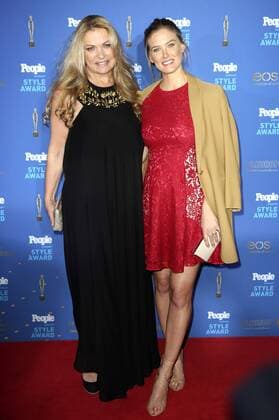 Bar Refaeli mit Mutter Tzipi Levine bei der Verleihung der People Style Awards 2016 im Hotel Vier Jahreszeiten Kempinski. München, 07.03.2016 Foto:xS.xGabschx xFuturexImage