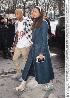 Pharrell Williams und Helen Lasichanh CELEBRITIES : Ankunft zur Chanel Modenschau - Paris - 08 03 2016 JBAutissier Panoramic 