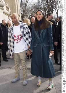 Pharrell Williams und Helen Lasichanh CELEBRITIES : Ankunft zur Chanel Modenschau - Paris - 08 03 2016 JBAutissier Panoramic 
