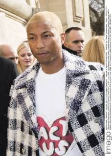 Pharrell Williams CELEBRITIES : Ankunft zur Chanel Modenschau - Paris - 08 03 2016 JBAutissier Panoramic 