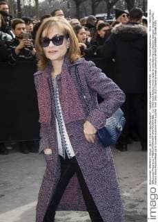 Isabelle Huppert CELEBRITIES : Ankunft zur Chanel Modenschau - Paris - 08 03 2016 JBAutissier Panoramic 