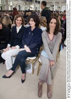 205559 Serge Arnal Starface 2016-03-08 Paris France Fashion week ready to wear AW 2016. Defile de mode pret a porter automne hiver 2016. Chanel. People. Front Row. Galanter, Mareva; de la Fressange, Inès; Deniz Gamze Ergüven  Copyright: xSergexArnalx xStarfacex STAR_205559_036