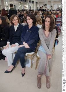 205559 Serge Arnal Starface 2016-03-08 Paris France Fashion week ready to wear AW 2016. Defile de mode pret a porter automne hiver 2016. Chanel. People. Front Row. Galanter, Mareva; de la Fressange, Inès; Deniz Gamze Ergüven  Copyright: xSergexArnalx xStarfacex STAR_205559_037