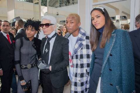 Paris Fashion Week - Karl Lagerfeld besucht die Chanel Modenschau 205559 Serge Arnal Starface 2016-03-08 Paris France Fashion week ready to wear AW 2016. Defile de mode pret a porter automne hiver 2016. Chanel. People. Front Row. Lagerfeld, Karl; Williams, Pharrell; Smith, Willow; Lasichanh, Helen  Copyright: xSergexArnalx xStarfacex STAR_205559_044
