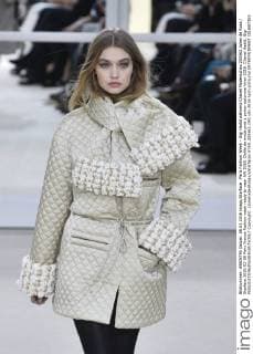 Paris Fashion Week - Gigi Hadid während Chanel Modenschau 205562 Julien de Rosa Starface 2016-03-08 Paris France Fashion week ready to wear AW 2016. Defile de mode pret a porter automne hiver 2016. Chanel Hadid, Gigi  Copyright: xJulienxdexRosax xStarfacex STAR_205562_093