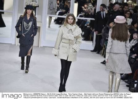 Paris Fashion Week - Gigi Hadid während Chanel Modenschau 205562 Julien de Rosa Starface 2016-03-08 Paris France Fashion week ready to wear AW 2016. Defile de mode pret a porter automne hiver 2016. Chanel Hadid, Gigi  Copyright: xJulienxdexRosax xStarfacex STAR_205562_095