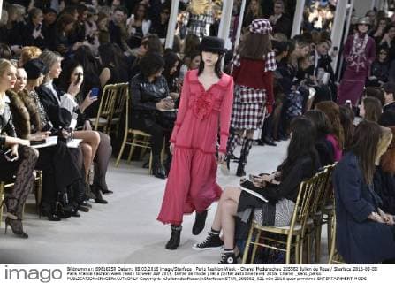 Paris Fashion Week - Chanel Modenschau 205562 Julien de Rosa Starface 2016-03-08 Paris France Fashion week ready to wear AW 2016. Defile de mode pret a porter automne hiver 2016. Chanel _sans_perso  Copyright: xJulienxdexRosax xStarfacex STAR_205562_021