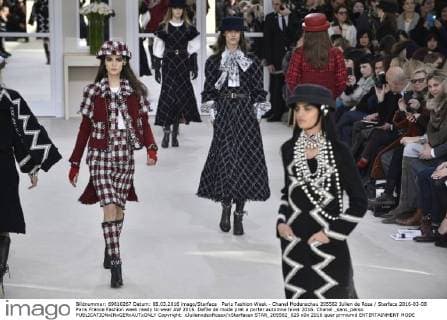 Paris Fashion Week - Chanel Modenschau 205562 Julien de Rosa Starface 2016-03-08 Paris France Fashion week ready to wear AW 2016. Defile de mode pret a porter automne hiver 2016. Chanel _sans_perso  Copyright: xJulienxdexRosax xStarfacex STAR_205562_025