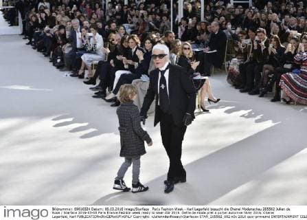 Paris Fashion Week - Karl Lagerfeld besucht die Chanel Modenschau 205562 Julien de Rosa Starface 2016-03-08 Paris France Fashion week ready to wear AW 2016. Defile de mode pret a porter automne hiver 2016. Chanel Lagerfeld, Karl  Copyright: xJulienxdexRosax xStarfacex STAR_205562_082