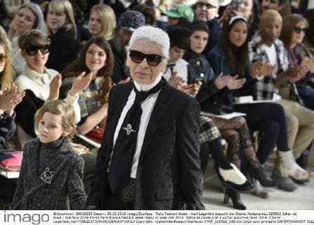 Paris Fashion Week - Karl Lagerfeld besucht die Chanel Modenschau 205562 Julien de Rosa Starface 2016-03-08 Paris France Fashion week ready to wear AW 2016. Defile de mode pret a porter automne hiver 2016. Chanel Lagerfeld, Karl  Copyright: xJulienxdexRosax xStarfacex STAR_205562_088