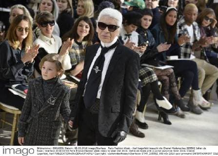Paris Fashion Week - Karl Lagerfeld besucht die Chanel Modenschau 205562 Julien de Rosa Starface 2016-03-08 Paris France Fashion week ready to wear AW 2016. Defile de mode pret a porter automne hiver 2016. Chanel Lagerfeld, Karl  Copyright: xJulienxdexRosax xStarfacex STAR_205562_089