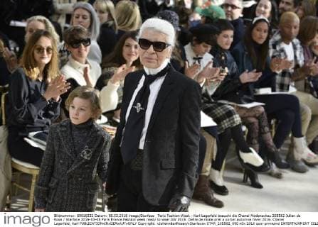 Paris Fashion Week - Karl Lagerfeld besucht die Chanel Modenschau 205562 Julien de Rosa Starface 2016-03-08 Paris France Fashion week ready to wear AW 2016. Defile de mode pret a porter automne hiver 2016. Chanel Lagerfeld, Karl  Copyright: xJulienxdexRosax xStarfacex STAR_205562_090