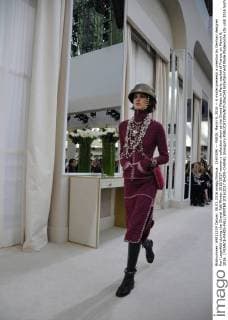 (160309) -- PARIS, March 9, 2016 -- A model presents a creation by German designer Karl Lagerfeld during the Chanel Fall Winter 2016 2017 women s collection show at the Grand Palais in Paris, capital of France, on March 8, 2016. ) FRANCE-PARIS-FALL WINTER 2016 2017 SHOW-CHANEL ShangxXu 