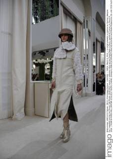 (160309) -- PARIS, March 9, 2016 -- A model presents a creation by German designer Karl Lagerfeld during the Chanel Fall Winter 2016 2017 women s collection show at the Grand Palais in Paris, capital of France, on March 8, 2016. ) FRANCE-PARIS-FALL WINTER 2016 2017 SHOW-CHANEL ShangxXu 