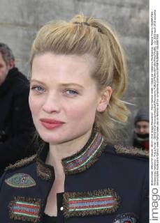 Paris Fashion Week - Gäste der Valentino Modenschau Melanie Thierry CELEBRITIES : Modenschau Valentino - Pret a Porter - 08 03 2016 GwendolineLeGoff Panoramic 