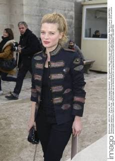 Paris Fashion Week - Gäste der Valentino Modenschau Melanie Thierry CELEBRITIES : Modenschau Valentino - Pret a Porter - 08 03 2016 GwendolineLeGoff Panoramic 