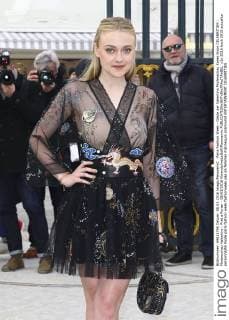 Paris Fashion Week - Gäste der Valentino Modenschau Karen Elson CELEBRITIES : Modenschau Valentino - Pret a Porter - 08 03 2016 GwendolineLeGoff Panoramic 